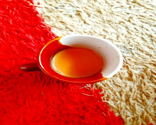 Menikmati minuman hangat di pagi hari